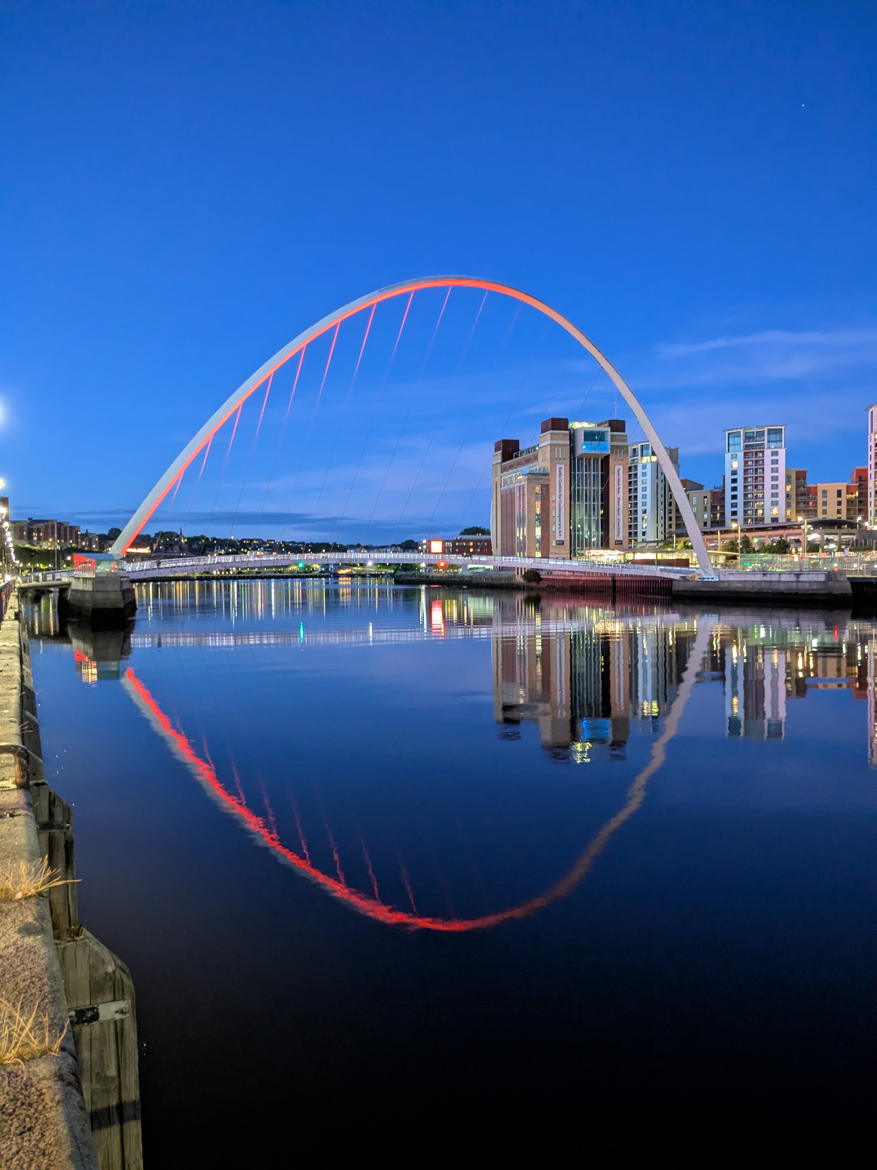 Photo of the Millenium Bridge and Baltic museum over the Tyne river